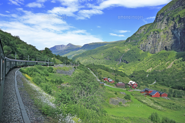 フロム山岳鉄道 車窓の風景 の写真素材 イラスト素材 アマナイメージズ