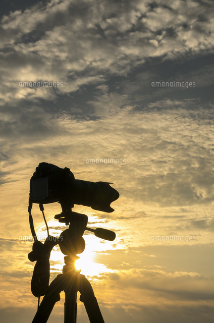 笠置山から望む朝日とデジタルカメラ の写真素材 イラスト素材 アマナイメージズ
