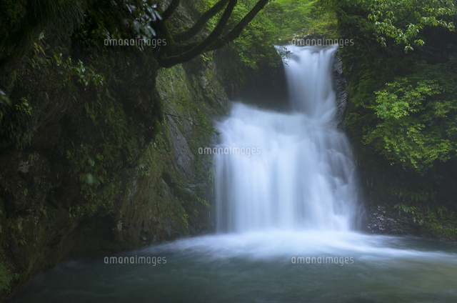 横谷峡四つの滝 二見滝 の写真素材 イラスト素材 アマナイメージズ