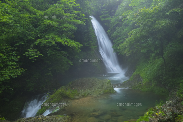 横谷峡四つの滝 鶏鳴滝 の写真素材 イラスト素材 アマナイメージズ