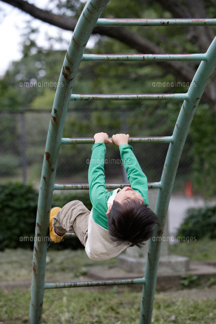 うんていで遊ぶ男の子 の写真素材 イラスト素材 アマナイメージズ