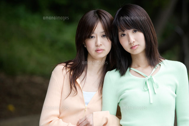 日本人20代女性2人[30018000189A]の写真・イラスト素材｜アマナイメージズ