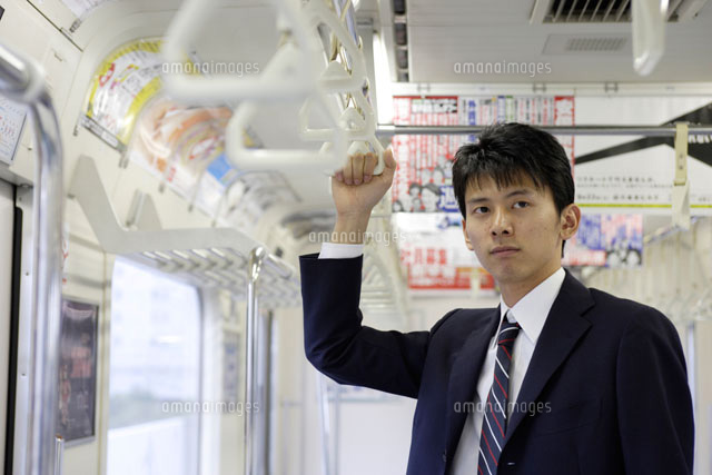 電車の吊革につかまる男性 の写真素材 イラスト素材 アマナイメージズ