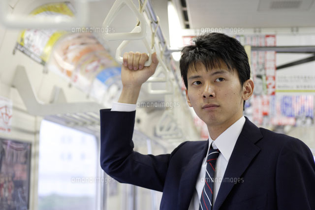 電車の吊革につかまる男性 a の写真素材 イラスト素材 アマナイメージズ