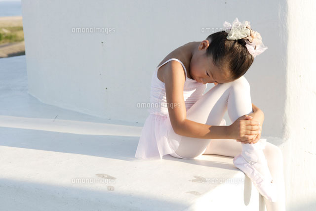 バレエの衣装を着た女の子 b の写真素材 イラスト素材 アマナイメージズ