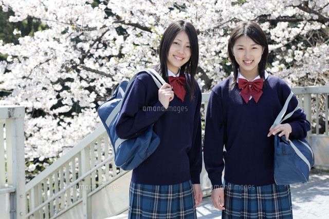 桜をバックにした制服姿の女子高生2人 b の写真素材 イラスト素材 アマナイメージズ 桜をバックにした制服姿の女子高生2人 b の写真素材 イラスト素材 アマナイメージズ
