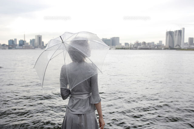 埠頭で傘をさす日本人女性 の写真素材 イラスト素材 アマナイメージズ