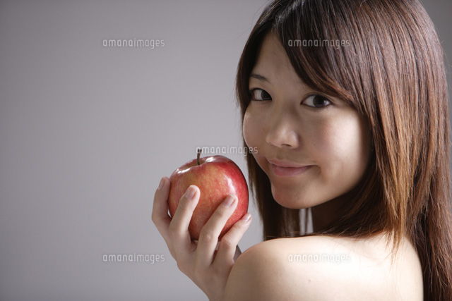リンゴを持つ代日本人女性のビューティーイメージ a の写真素材 イラスト素材 アマナイメージズ