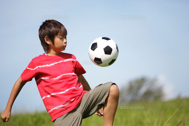 サッカーボールで遊ぶ男の子 の写真素材 イラスト素材 アマナイメージズ