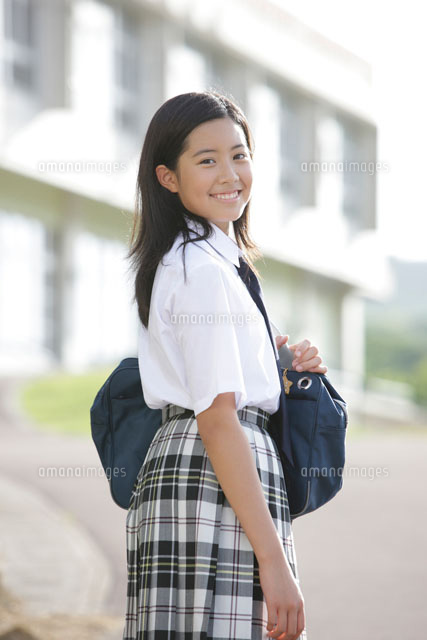 学校にいる中学生の女の子 b の写真素材 イラスト素材 アマナイメージズ