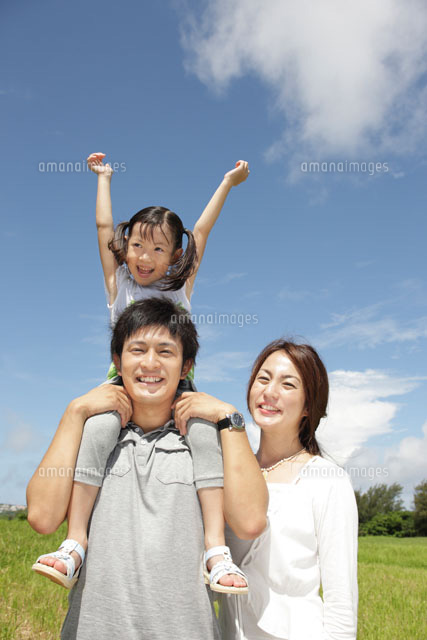 肩車される娘と両親 30018001675 の写真素材 イラスト素材 アマナイメージズ