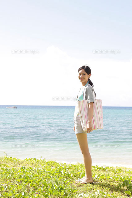 海辺の女性[30018001777]の写真・イラスト素材｜アマナイメージズ