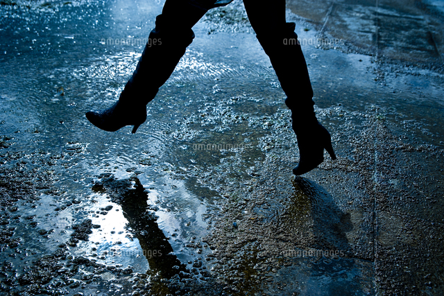 水たまりを歩く女性の足元 の写真素材 イラスト素材 アマナイメージズ