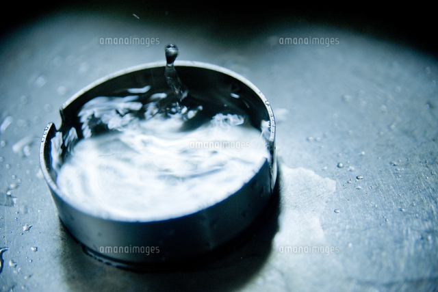 水をためた灰皿 の写真素材 イラスト素材 アマナイメージズ