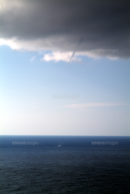 海上で発生した竜巻1/3：雲からの漏斗状雲か海面までつながっ