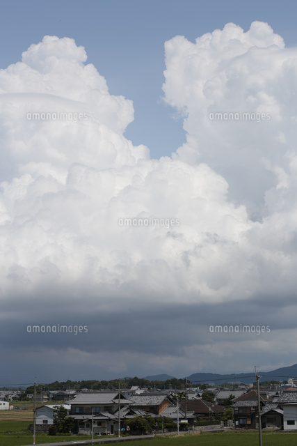 雲の形 大気の状態が不安定で積乱雲が発達する の写真素材 イラスト素材 アマナイメージズ