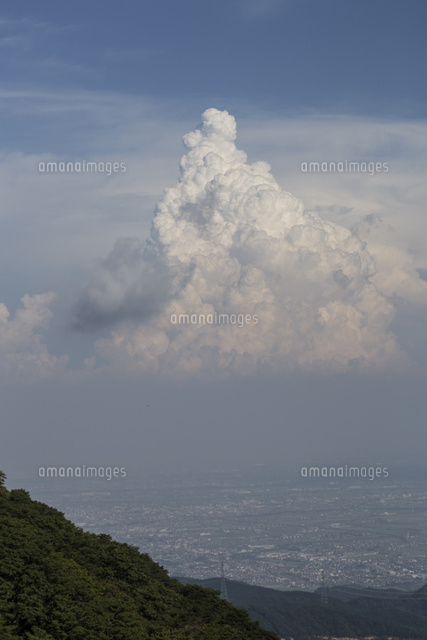 積乱雲 街の上空で発達する 32053005482 の写真素材 イラスト素材 アマナイメージズ