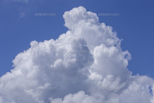 夏の雲 青空と積乱雲 の写真素材 イラスト素材 アマナイメージズ