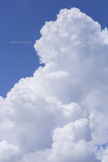 夏の雲 青空と積乱雲 の写真素材 イラスト素材 アマナイメージズ