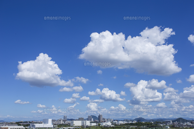 雲の風景、街の上にたくさんの綿雲[32053026794]の写真・イラスト素材