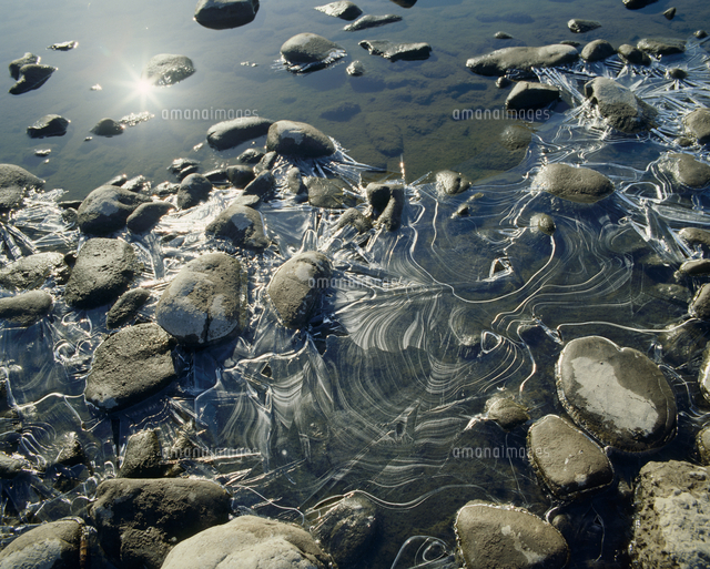 川岸に張った薄氷 の写真素材 イラスト素材 アマナイメージズ