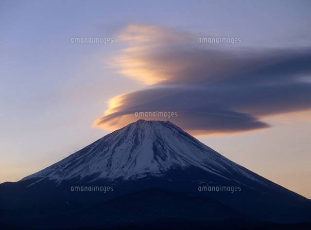 笠雲と富士山[32082000233]の写真・イラスト素材｜アマナイメージズ