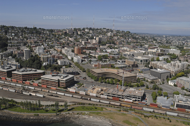 鉄道が通るシアトルダウンタウン北部の海岸付近 の写真素材 イラスト素材 アマナイメージズ