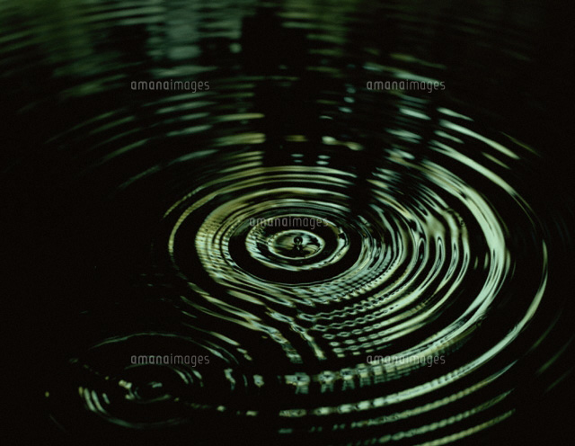 水滴で波紋が広がる水面 緑 の写真素材 イラスト素材 アマナイメージズ