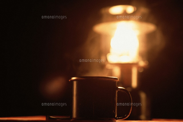ランプの光とカップのシルエット の写真素材 イラスト素材 アマナイメージズ