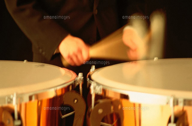 楽器をたたく男性の手 z の写真素材 イラスト素材 アマナイメージズ
