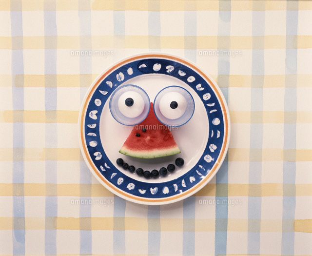 お皿の上に野菜 果物で顔イメージ の写真素材 イラスト素材 アマナイメージズ