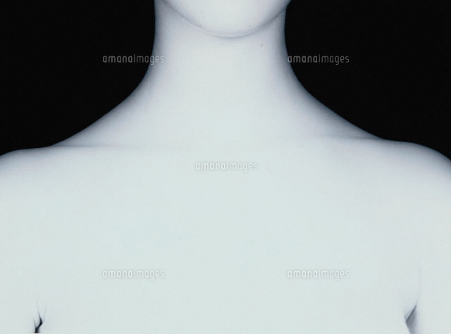 女性の鎖骨付近 B W の写真素材 イラスト素材 アマナイメージズ