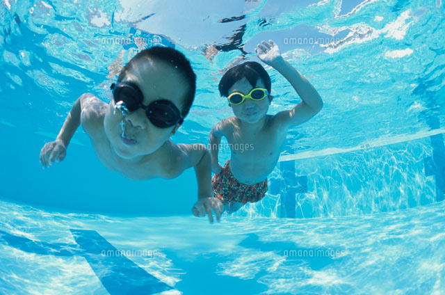 プールに潜っている少年２人 の写真素材 イラスト素材 アマナイメージズ