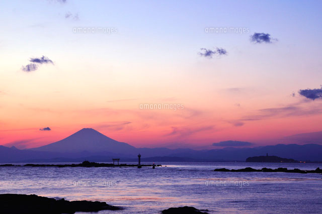 夕焼けの富士山と相模湾 湘南[00253010745]の写真・イラスト素材