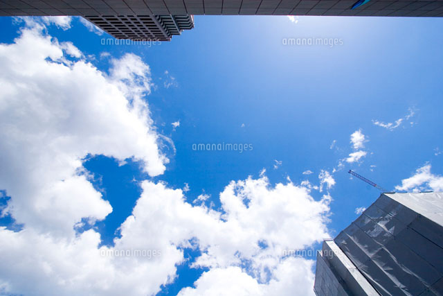 見上げる空とビル の写真素材 イラスト素材 アマナイメージズ