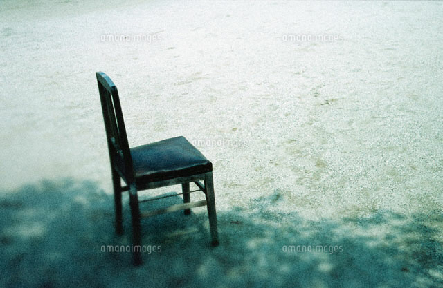 木陰に古びた椅子1脚 の写真素材 イラスト素材 アマナイメージズ 木陰に古びた椅子1脚 の写真素材 イラスト素材 アマナイメージズ
