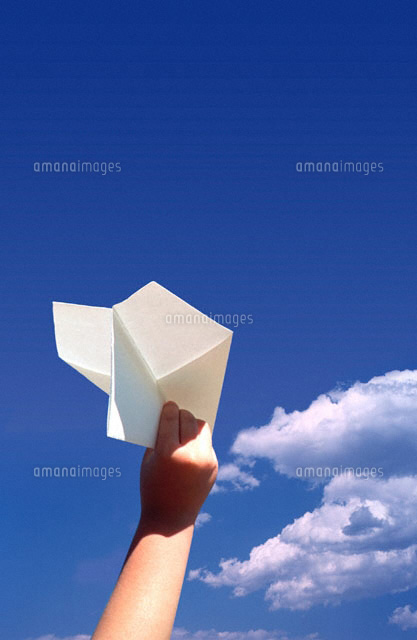 空に紙飛行機を掲げる幼児の手 の写真素材 イラスト素材 アマナイメージズ