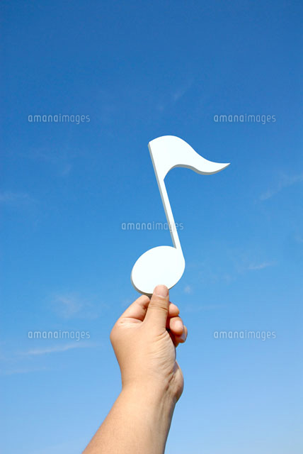 青空を背景に白い音符を掲げる手 の写真素材 イラスト素材 アマナイメージズ