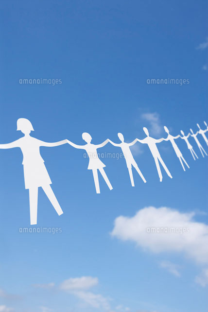 青空背景に人が繋がっている切り紙 a の写真素材 イラスト素材 アマナイメージズ
