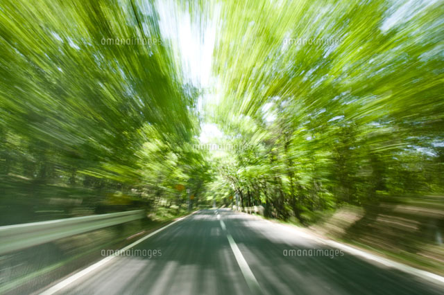 道路を走るスピードのイメージ の写真素材 イラスト素材 アマナイメージズ