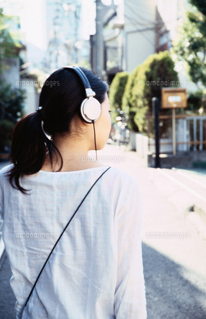 ヘッドホンをした日本人の女の子の後姿 の写真素材 イラスト素材 アマナイメージズ