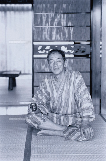 茶碗を持ち胡坐をかく日本人の中高年男性 B W の写真素材 イラスト素材 アマナイメージズ
