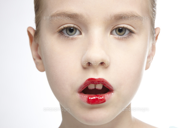 赤い口紅の少女 の写真素材 イラスト素材 アマナイメージズ