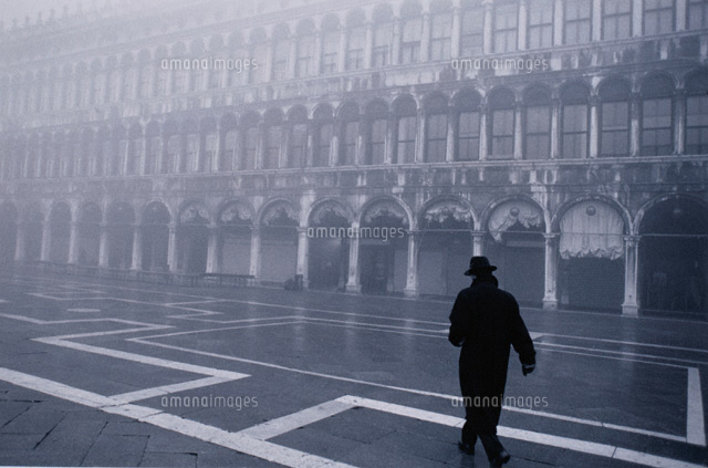 コートを着た男性の後姿 B W ベニス イタリア の写真素材 イラスト素材 アマナイメージズ