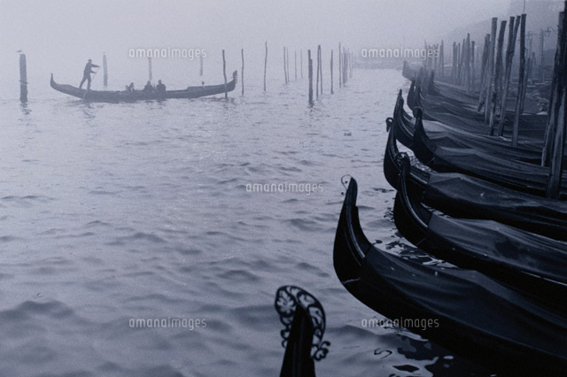 船着場とゴンドラ B W ベニス イタリア の写真素材 イラスト素材 アマナイメージズ