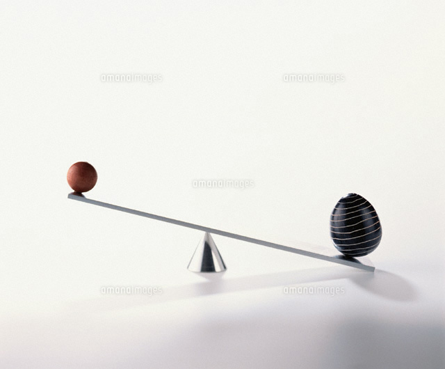 球体が置かれて傾いたシーソーのオブジェ 00459000093z の写真素材 イラスト素材 アマナイメージズ