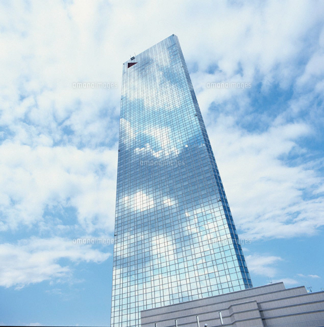 ミラービルに写るビル[00459000195]の写真・イラスト素材｜アマナ