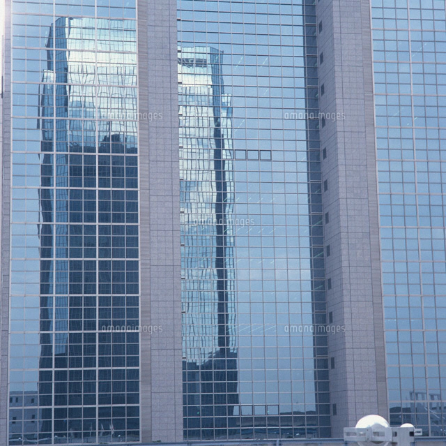 ミラービルに写るビル[00459000195]の写真・イラスト素材｜アマナ