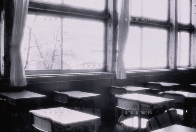 教室の机といす B W z の写真素材 イラスト素材 アマナイメージズ