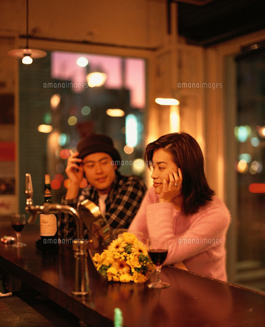 バーでワインを飲む日本人カップルと花束 z の写真素材 イラスト素材 アマナイメージズ